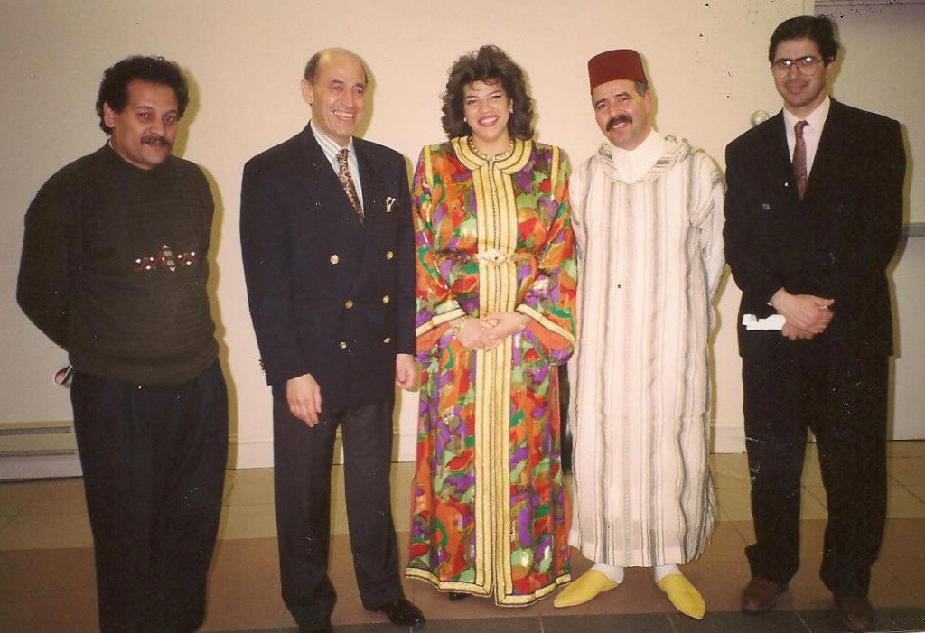 Photo souvenir avec S.E. l'Ambassadeur à Ottawa, Monsieur Tajeddine Badou, le couple de l'orchestre Andalouse, Mendili Mohamed et V.S Bouchaib Barouk 1994 (Soirée Sépharade)